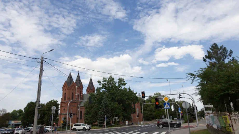 W czwartek na wschodzie i Podkarpaciu wystąpią przelotne opady deszczu i lokalne burze (5-15 mm). Na pozostałym obszarze będzie pogodnie. Termo