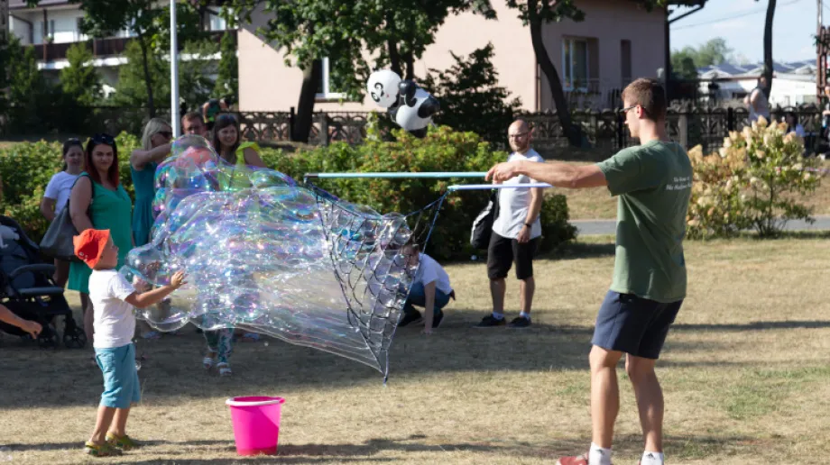 To było naprawdę fajne wydarzenie. 15 sierpnia w sobotę, 2020 roku w ostrowskim Parku Jordanowskim odbył się Festiwal baniek mydlanych. Pogoda