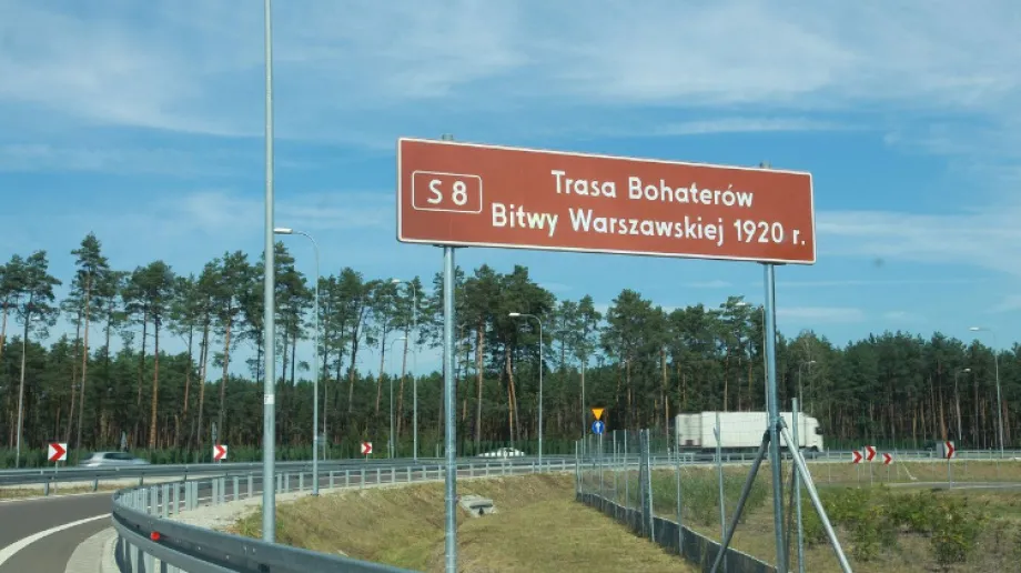 Droga S8 od teraz nosi nazwę "S8 Trasa Bohaterów Bitwy Warszawskiej 1920 r.". Zmiana ta weszła w życie kilka dni temu, już teraz podczas wjazd