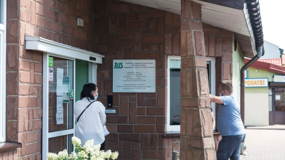 Niedawno pisaliśmy o problemie jaki zauważył jeden z naszych czytelników. Problem stanowił brak jakiejkolwiek ławki, bądź innego miejsca do