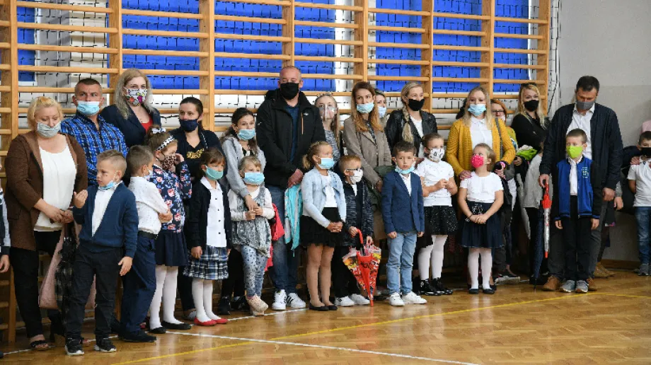 Wakacje dobiegły końca. Uczniowie wraz z nauczycielami zainaugurowali początek kolejnego, bardzo wyjątkowego roku szkolnego. Zdjęcia które mo