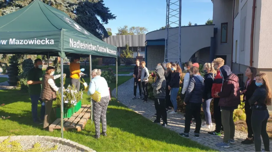Nadleśnictwo Ostrów Mazowiecka wzięło udział w ogólnopolskiej akcji #sadziMY. Której inicjatorem jest Prezydent RP - Andrzej Duda.
[foto]24