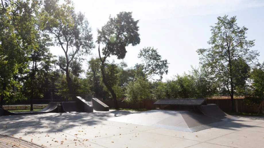 W piątek na zachodzie i południu kraju wystąpią opady deszczu (10-15mm), a na Pomorzu i Kujawach możliwe także burze. Na pozostałym obszarze