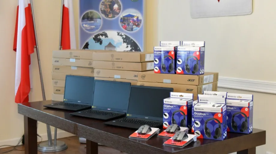 Gmina Brok otrzymała środki unijne na rzecz zdalnego nauczania. 15 września, Burmistrz Gminy Brok Marek Młyński przekazał na ręce dyrektoró