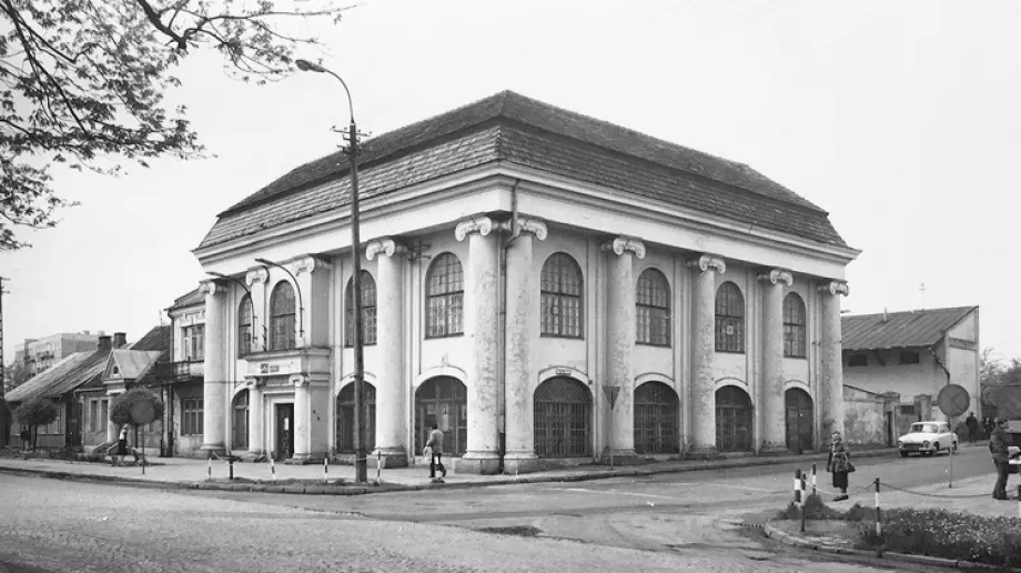 Budynki z okresu międzywojennego mijamy właściwie codziennie. Prawdopodobnie nikt z nas idąc ulicą 3 Maja, czy idąc szkolnym korytarzem "dwó