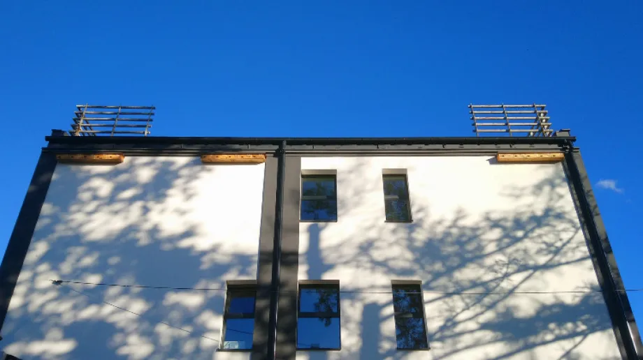 Dnia 6 października na budynku hali sportowej przy ulicy Warchalskiego powieszone zostały budki lęgowe dla jerzyków. Za akcje odpowiedzialne je