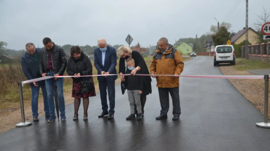 W dniu 9 października odbyło się uroczyste otwarcie drogi gminnej w miejscowości Poniatowo. Uroczystego otwarcia dokonała Wójt Gminy Małkini