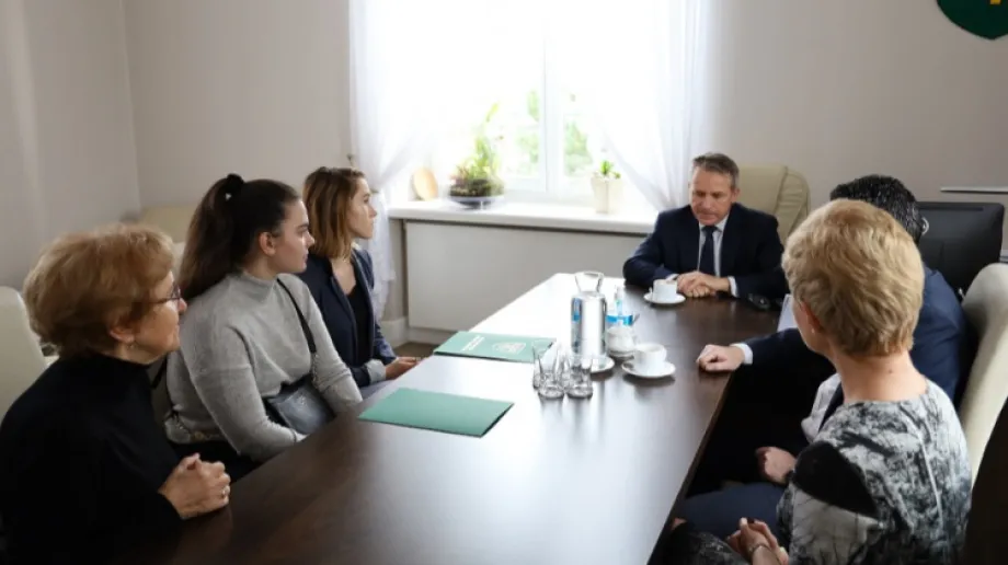 Burmistrz Jerzy Bauer spotkał się z zawodniczkami sekcji podnoszenia ciężarów: Karoliną Brzostek i Karoliną Siekierzycką oraz Urszulą Klep