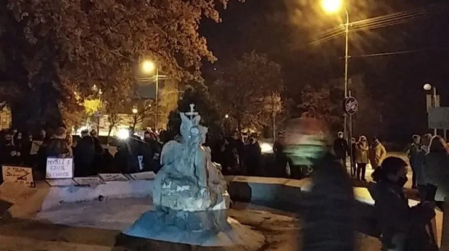 W Ostrowi Mazowieckiej zakończył się piątkowy Strajk kobiet. Zgodnie z planem uczestnicy ruszyli o godz. 18.00 spod ratusza, następnie protest