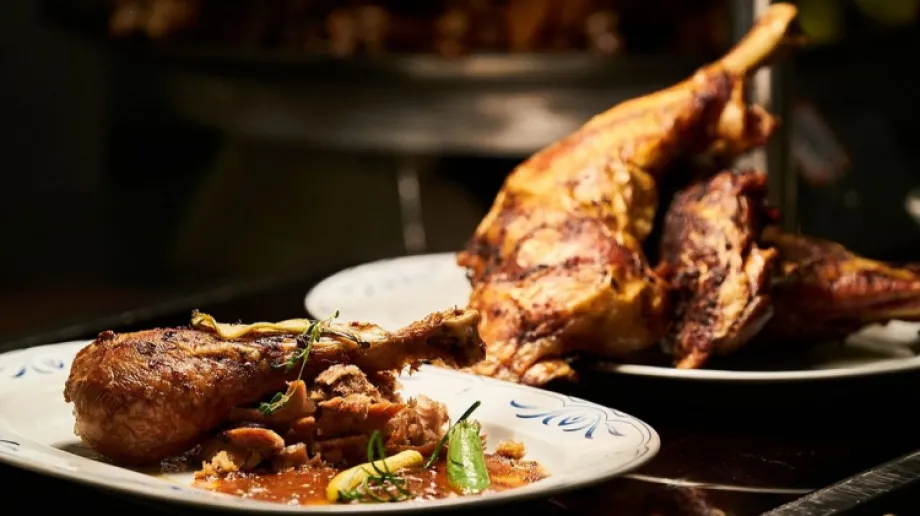 Na naszych stolach nie ma bardziej popularnego mięsa drobiowego, niż to pochodzące od kurczaków (nie mylić z kurami!). Zdetronizowało ono wie