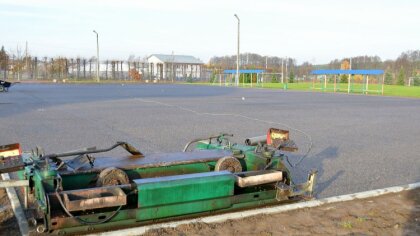Ostrów Mazowiecka - Trwają prace budowlane związane z przebudową boiska na teren