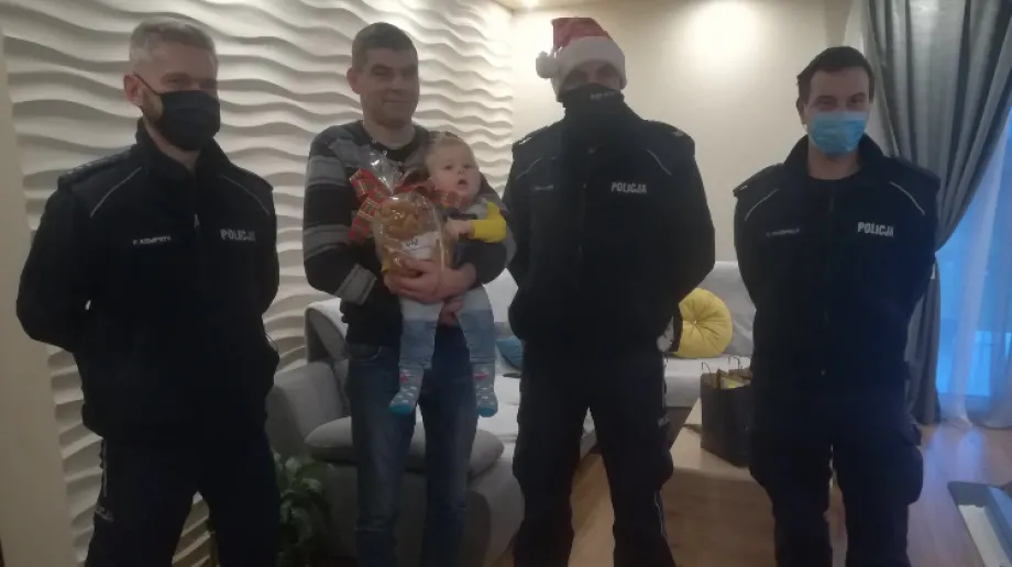 W związku ze zbliżającymi się Mikołajkami, ostrowscy policjanci postanowili odwiedzić Michała Boguckiego oraz jego rodzinę. Funkcjonariusze