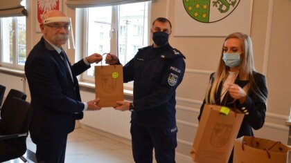 Ostrów Mazowiecka - Starosta Ostrowski Zbigniew Chrupek na ręce Komendanta Powia