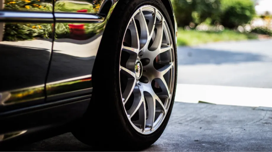 Konieczność szybkiego zmienienia koła może wystąpić w najmniej oczekiwanym momencie, zwłaszcza jeżeli najedzie się na ostrą krawędź lub