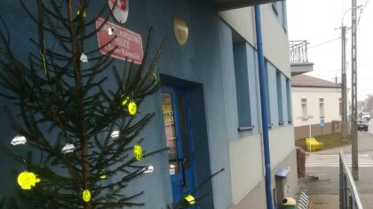 Ostrów Mazowiecka - Zbliżają się Święta, a przed wejściem do Komendy Powiatowej 
