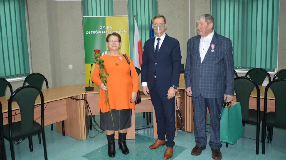 Urząd Gminy Ostrów Mazowiecka przyjął u siebie małżeństwa świętujące jubileusz Złotych Godów. Pary z 50-letnim stażem otrzymały medal