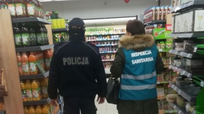 Ostrów Mazowiecka - Ostrowscy funkcjonariusze policji wraz z przedstawicielką in