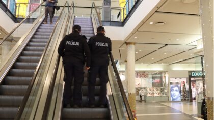 Ostrów Mazowiecka - Umundurowani oraz nieumundurowani policjanci wspólnie z prze