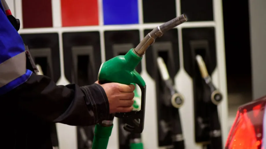 Nie przepłacaj za paliwo. Tankując do pełna, dzięki naszemu zestawieniu, możesz zaoszczędzić nawet kilkanaście złotych. Sprawdź aktualne 