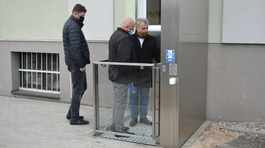 W budynku Powiatowego Zarządu Dróg oraz Wydziału Komunikacji, Transportu i Dróg Publicznych w Ostrowi Mazowieckiej, mieszczącego się przy uli