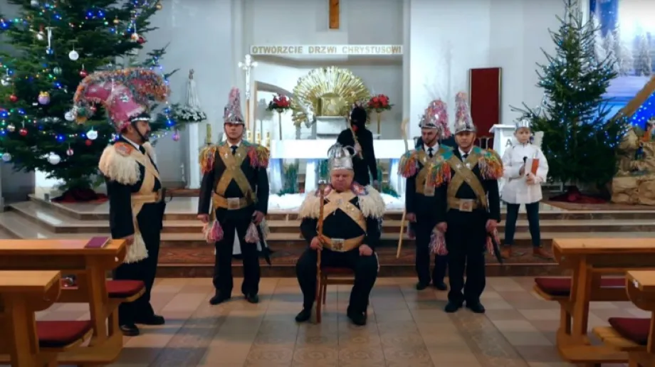 fot. kadr z filmu Zespół Kolędniczy 