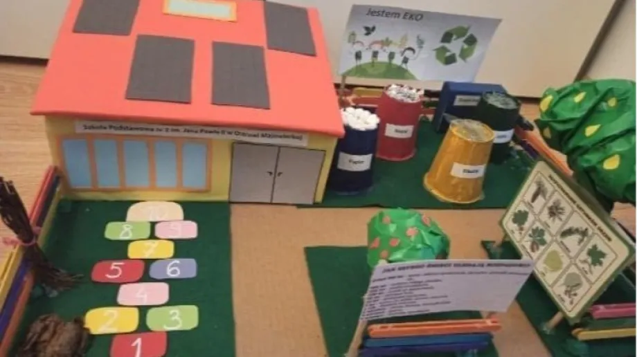 fot.  Szkoła Podstawowa nr 2 im. Papieża Jana Pawła II w Ostrowi Mazowieckiej