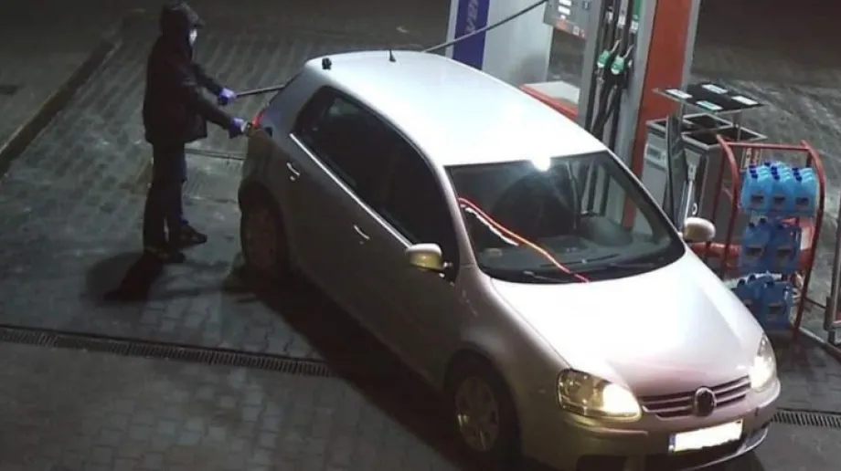 Dwukrotnej kradzieży paliwa na tej samej stacji w Ostrowi Mazowieckiej dopuścił się sprawca poruszający się srebrnym volkswagenem golfem.
[f