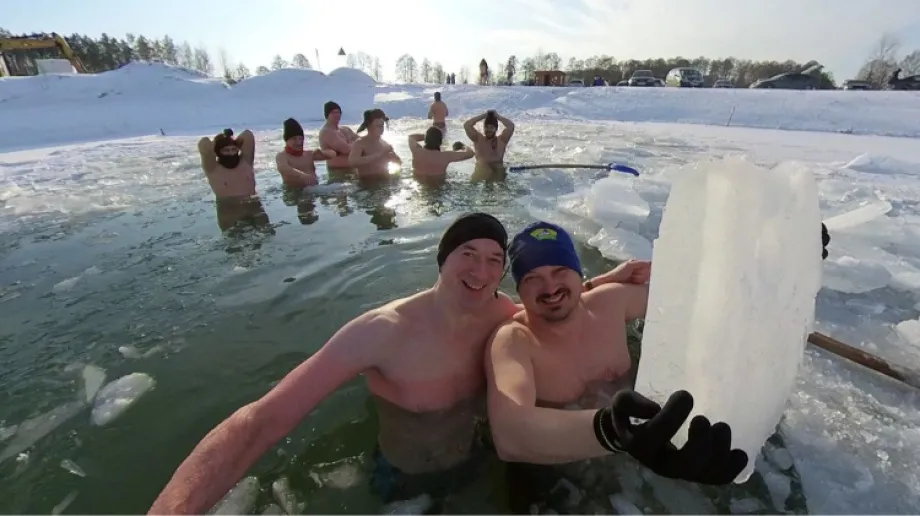 Kąpiel w lodowatej wodzie - dla wielu pomysł przerażający, dla nich to sposób na relaks, zwiększenie odporności organizmu, czy poprawę krą