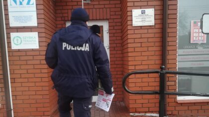 Ostrów Mazowiecka - Ostrowscy funkcjonariusze policji z okazji Dnia Babci i Dnia