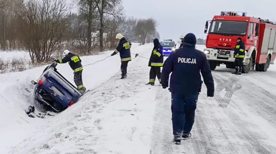 Do dwóch zdarzeń drogowych doszło w sobotnie popołudnie w Ponikwi Dużej na drodze krajowej nr 60 pomiędzy Ostrowią Mazowiecką a Różanem. 