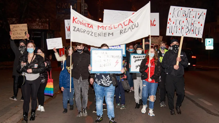 Na ulice polskich miast ponownie wyszli przeciwnicy decyzji Trybunału Konstytucyjnego dotyczącej aborcji. Protesty odbyły się także w pobliski