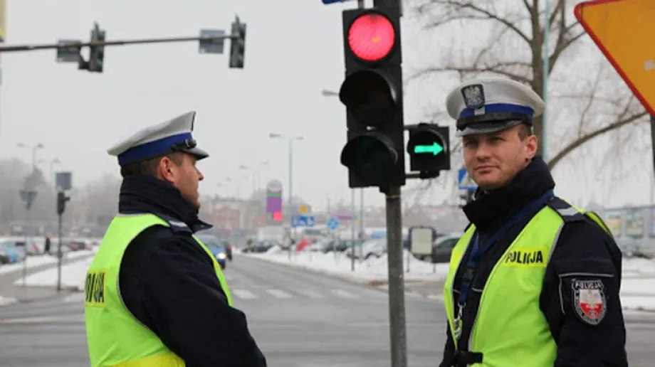 Zielona strzałka pod sygnalizatorem świetlnym na skrzyżowaniu to bardzo ważny element płynności ruchu, który często zostaje błędnie inter
