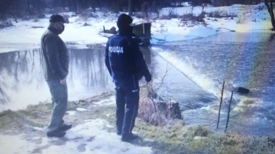 Ostrowska policja wraz z Państwową Strażą Rybacką z posterunku w Małkini Górnej wspólnymi siłami patrolowali dzikie kąpieliska, między i