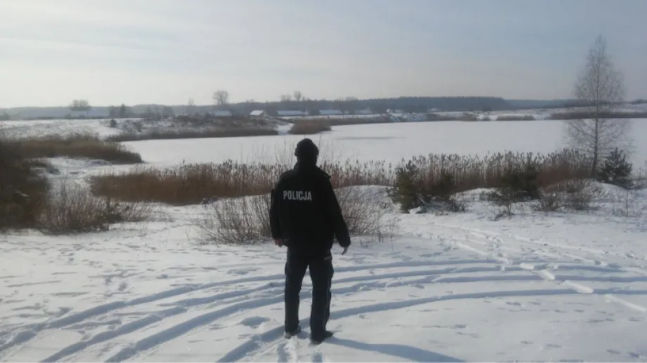 Ostrowska policja kontroluje dzikie kąpieliska, które przez brak rozwagi mogą być miejscem potencjalnie niebezpiecznym dla życia i zdrowia mie