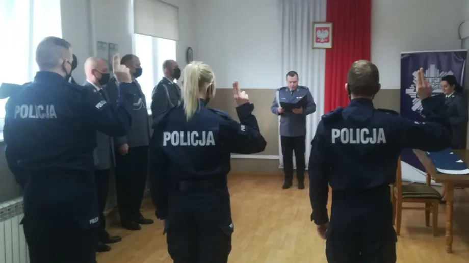 W świetlicy Komendy Powiatowej Policji w Ostrowi Mazowieckiej odbyła się uroczysta zbiórka, podczas której dwóch funkcjonariuszy i funkcjonar