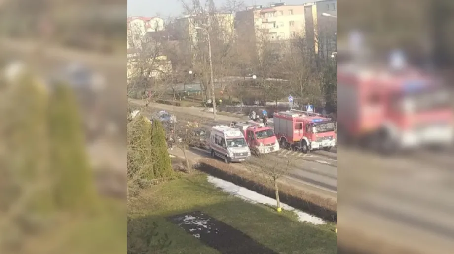 Dwie osoby zostały przewiezione do szpitala w wyniku zderzenia trzech pojazdów, do którego doszło na ulicy 3 Maja w Ostrowi Mazowieckiej.
[fot