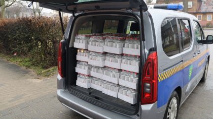 Ostrów Mazowiecka - Straż Miejska zajęła się dostarczaniem pierwszej partii płyn