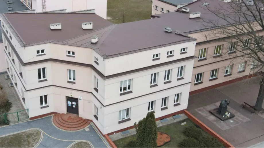 W Szkole Podstawowej nr 2 w Ostrowi Mazowieckiej ostrowscy policjanci prowadzili działania profilaktyczne pod nazwą "Kierowco nie polujemy na zeb