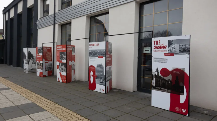 Na placu przy Starej Elektrowni w Ostrowi Mazowieckiej stanęła plenerowa wystawa pod tytułem "Tu rodziła się Solidarność". Wystawa przygotow