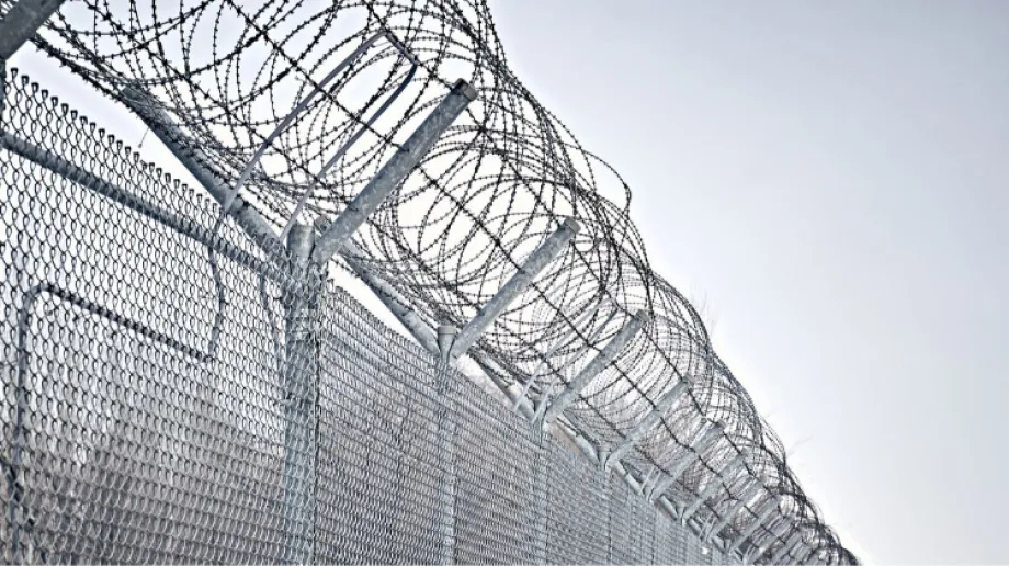 38-latek został zatrzymany w ostrowskim sądzie przez dzielnicowych z Komendy Powiatowej Policji w Ostrowi Mazowieckiej. Mężczyzna miał orzeczo