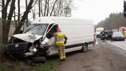 Ostrów Mazowiecka - Do zderzenia dwóch samochodów osobowych, busa oraz samochodu
