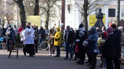 Ostrów Mazowiecka - W Wielką Sobotę wierni odwiedzają swoje parafie, aby poświęc