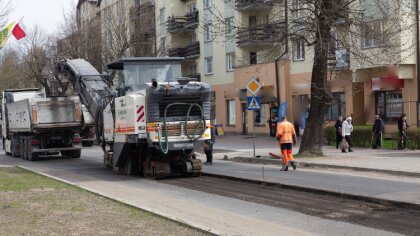 Ostrów Mazowiecka - Na ulicę 3 Maja wjechał ciężki sprzęt oraz swoją pracę rozpo