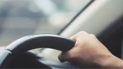 Kierowca VW nie korzystał z pasów bezpieczeństwa podczas jazdy, ale podczas policyjnej ko…
