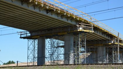 Ostrów Mazowiecka - Trwają prace nad budową wiaduktu drogowego w Małkini Górnej.