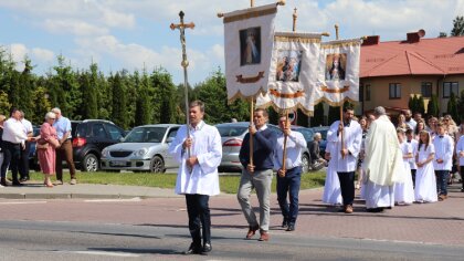 Ostrów Mazowiecka - Wierni ostrowskich parafii uczestniczyli w procesjach Bożego