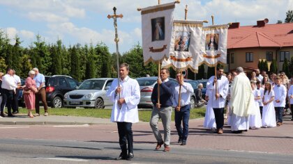 Ostrów Mazowiecka - Wierni ostrowskich parafii uczestniczyli w procesjach Bożego