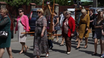 Ostrów Mazowiecka - Wierni ostrowskich parafii uczestniczyli w procesjach Bożego