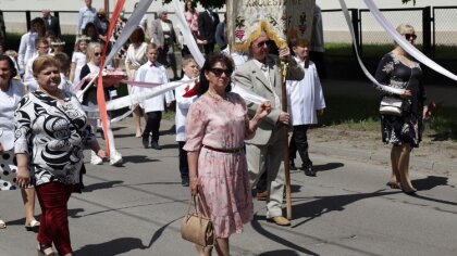 Ostrów Mazowiecka - Wierni ostrowskich parafii uczestniczyli w procesjach Bożego