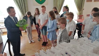 Ostrów Mazowiecka - Uczniowie i nauczyciele klasy IIIa Szkoły Podstawowej nr 2 i